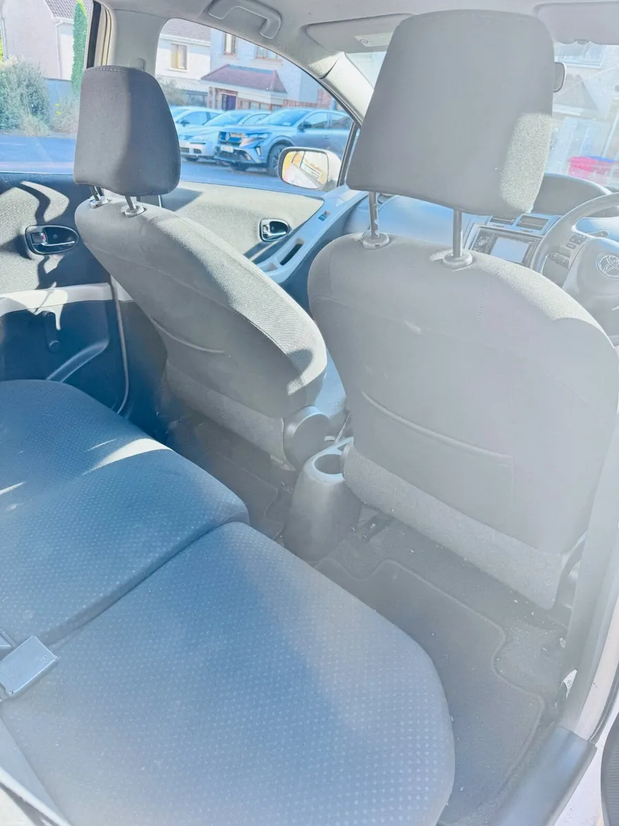 Toyota Yaris 2011 - Image 2