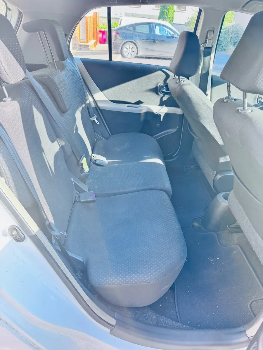 Toyota Yaris 2011 - Image 5