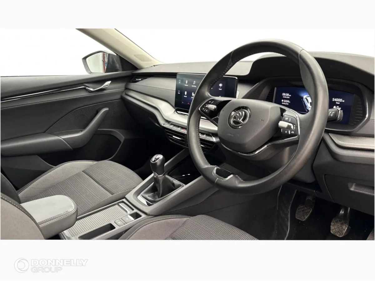 Skoda OCTAVIA Diesel Hatchback SE Technology - Image 6
