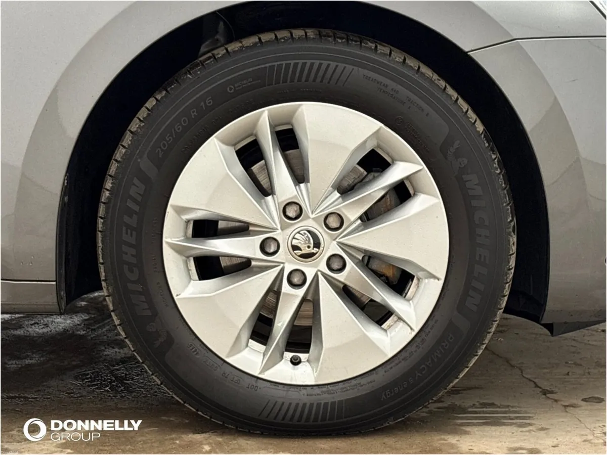 Skoda OCTAVIA Diesel Hatchback SE Technology - Image 5