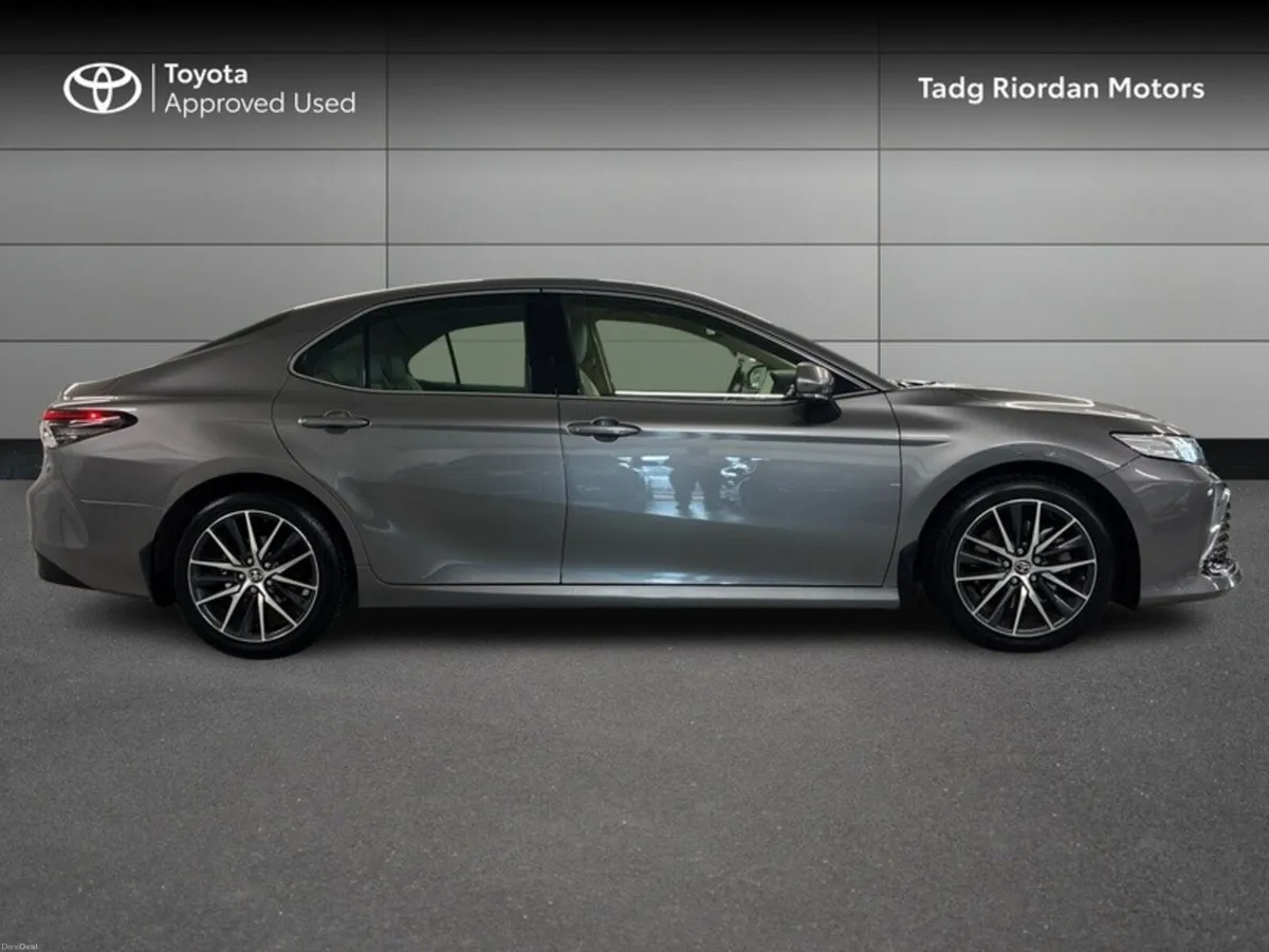 Toyota Camry PLATINUM EDITION - Image 3