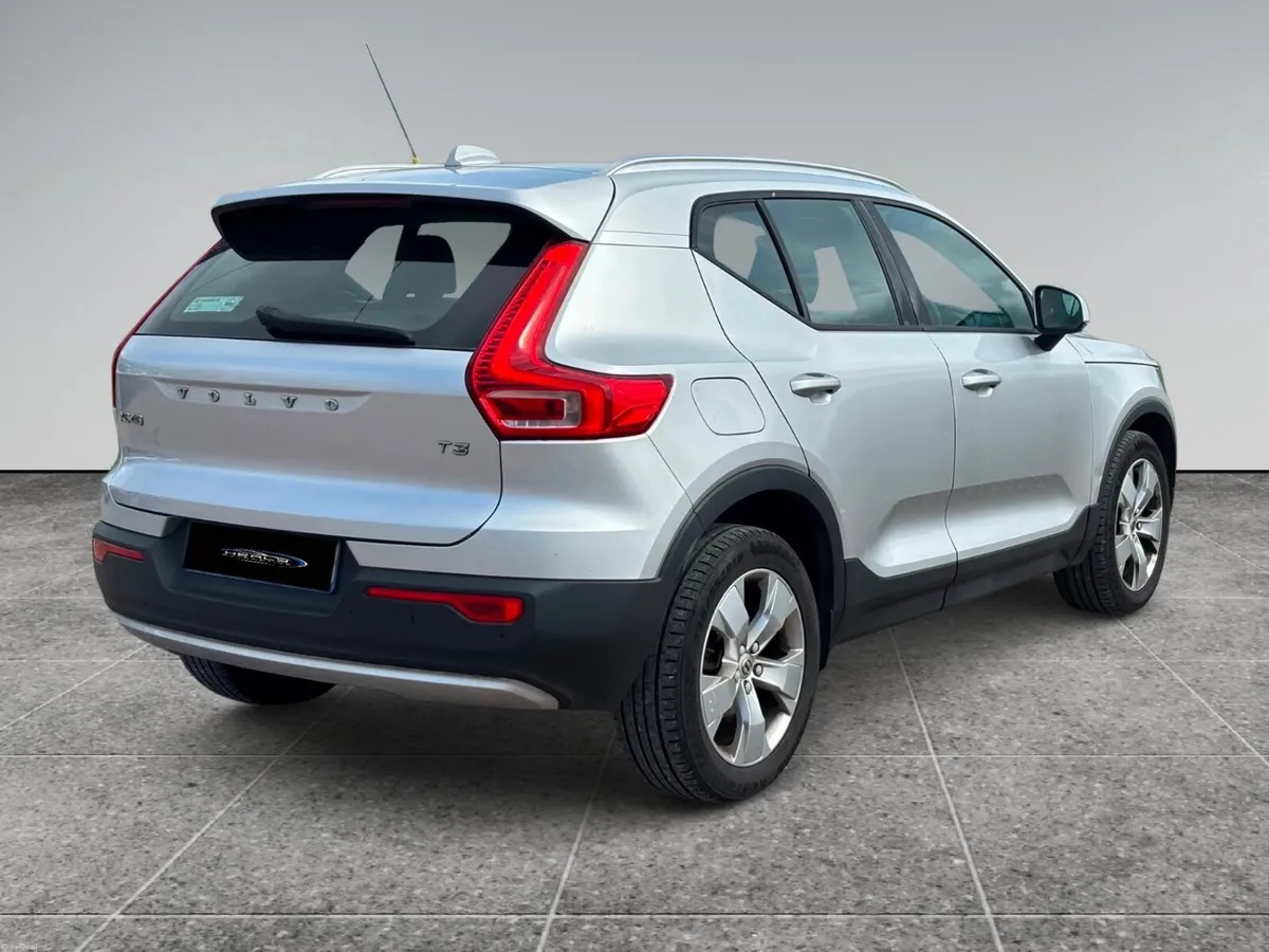 VOLVO XC40 T3 MOMENTUM - Image 3
