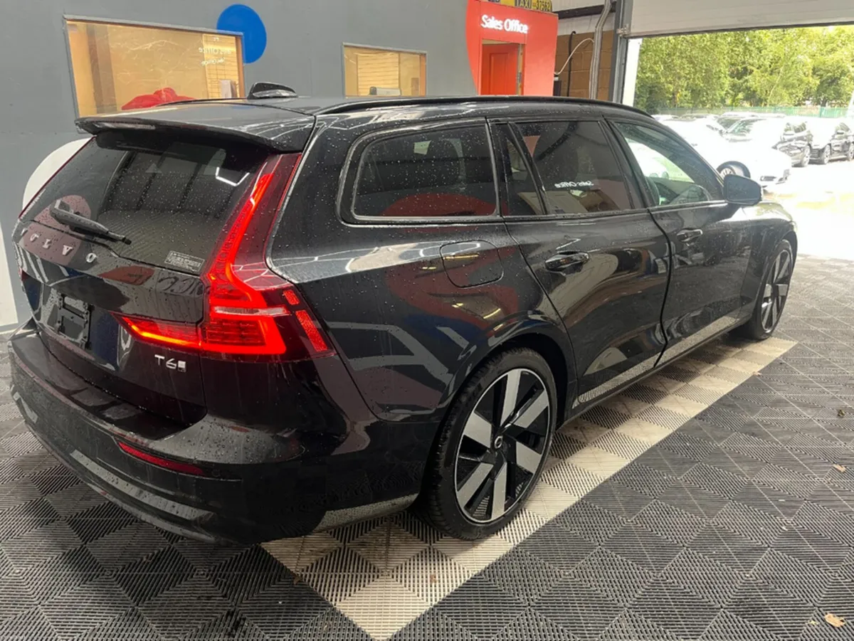 Volvo V60 2025 VOLVO V60 4WD ULTRA T6 AWD PLUG-IN - Image 4