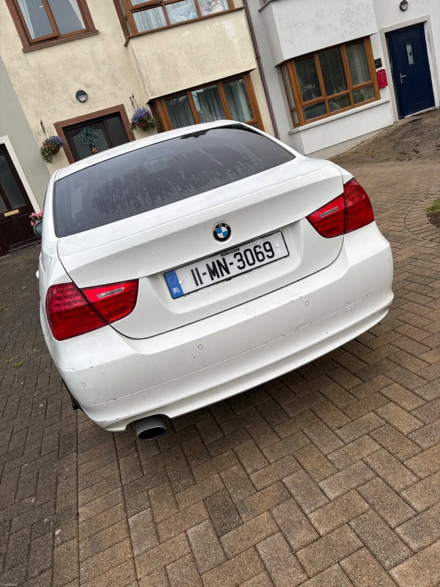 BMW 3-Series 2011 - Image 3