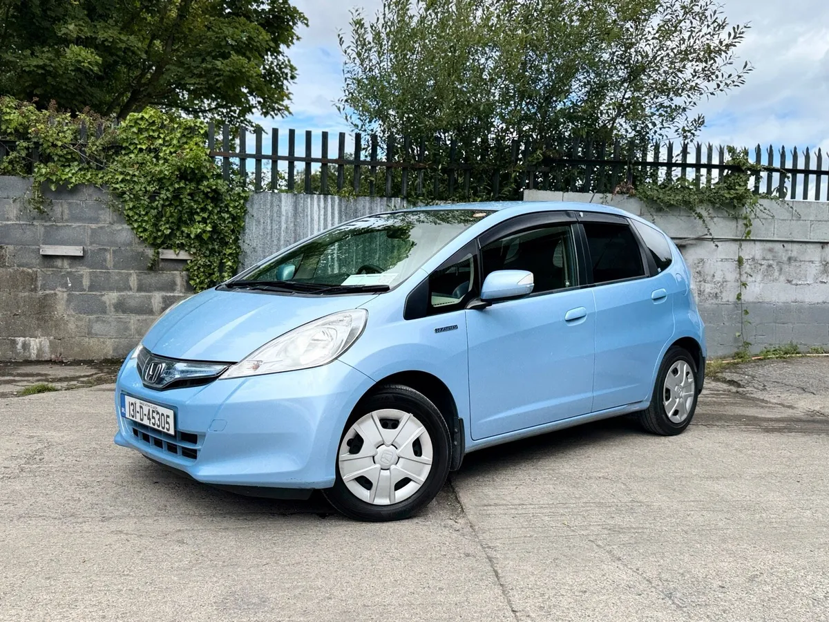 2013 HONDA FIT. 105K KMs. NEW NCT. AUTO 1.3L - Image 3