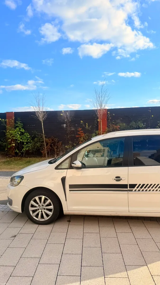 Volkswagen touran Petrol  7 Seater Automatic - Image 4