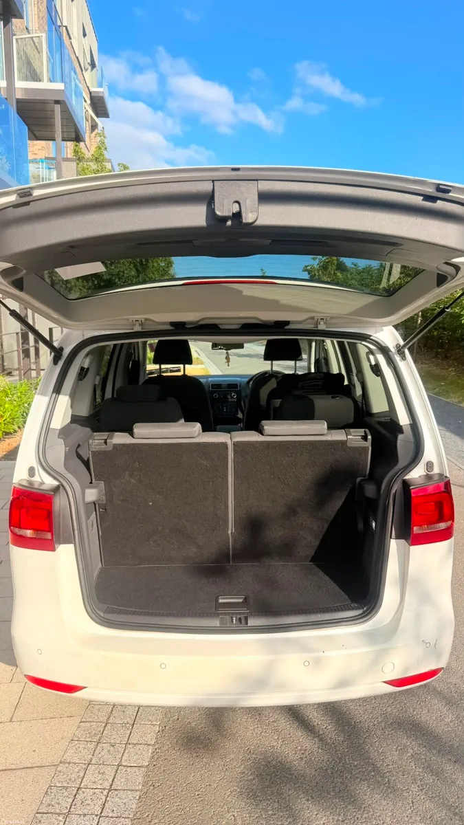 Volkswagen touran Petrol  7 Seater Automatic - Image 6