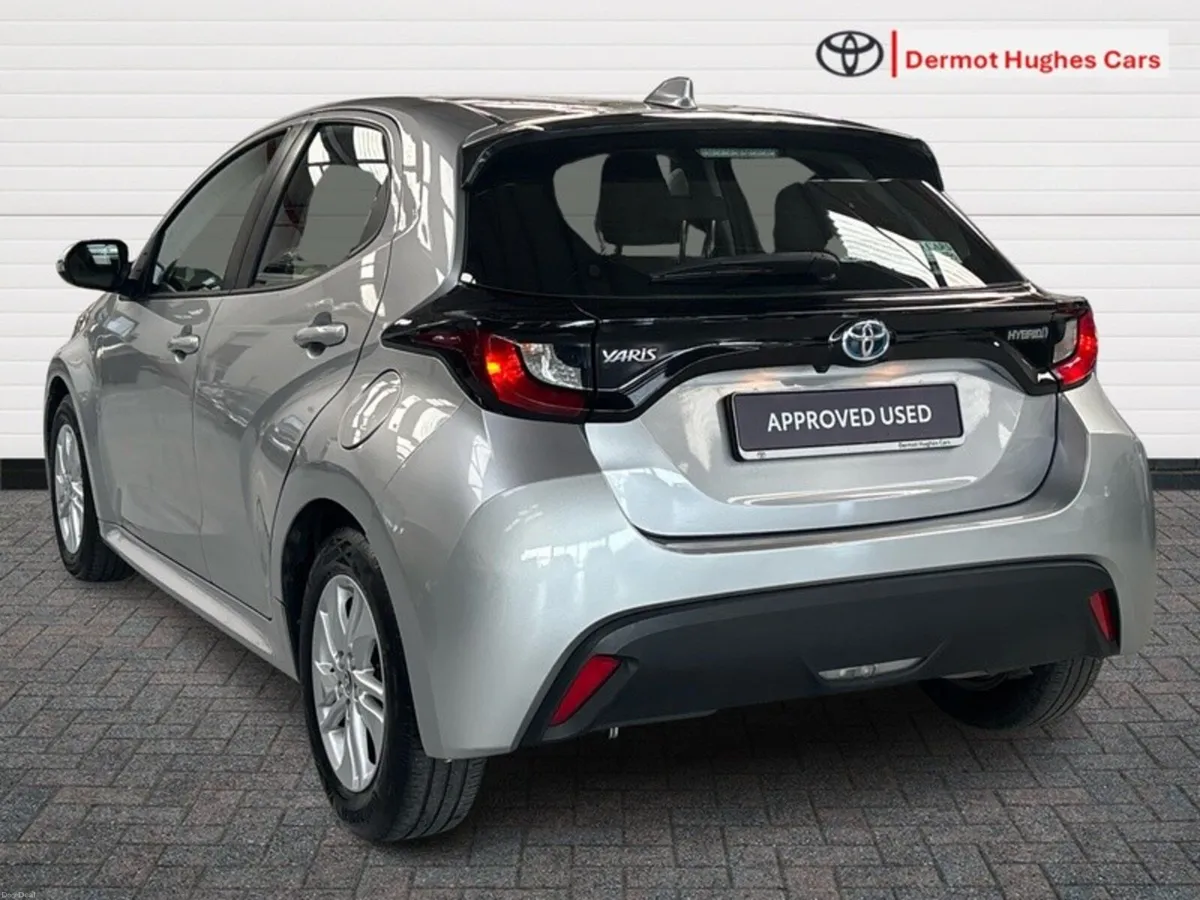 Toyota Yaris YARIS HYBRID LUNA - Image 2