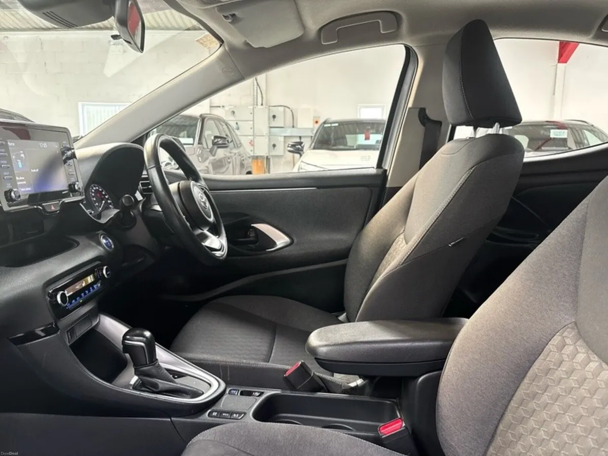 Toyota Yaris YARIS HYBRID LUNA - Image 6