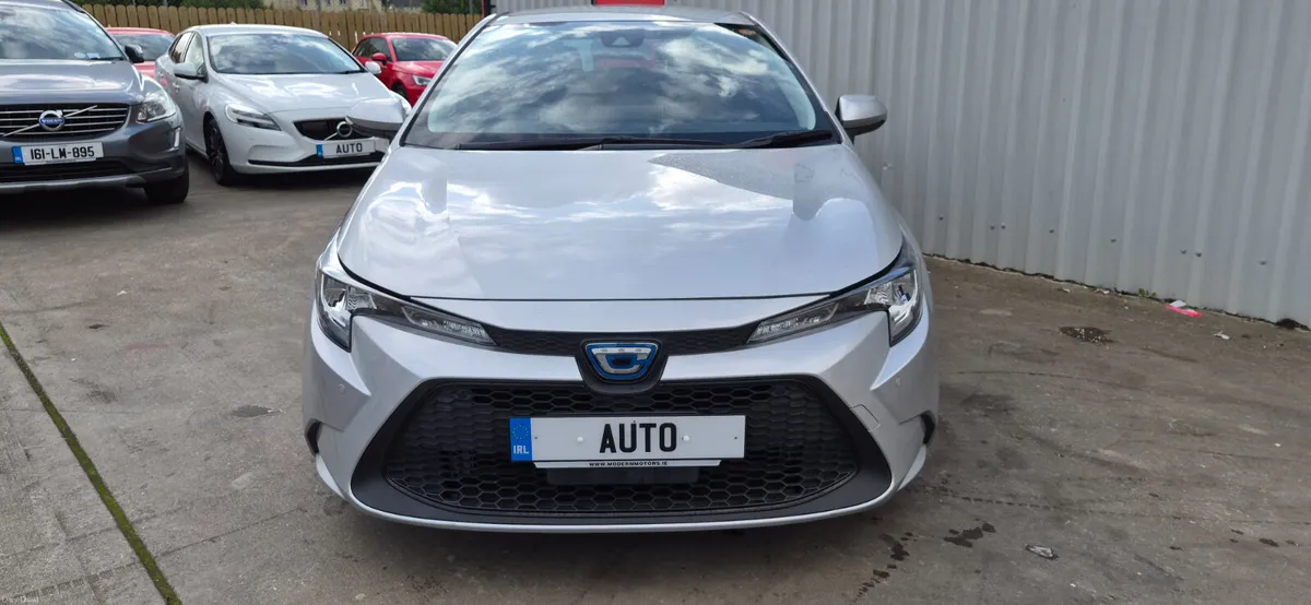 Toyota Corolla auto hybrid/petrol 1.8saloon low km - Image 4