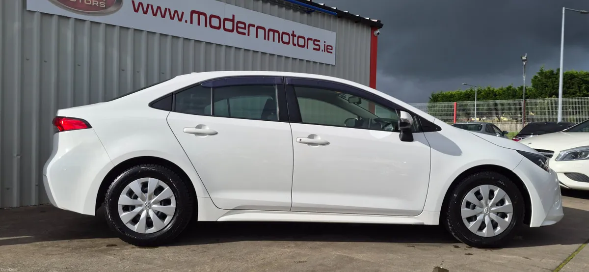 Toyota Corolla auto hybrid/petrol 1.8 saloon - Image 6