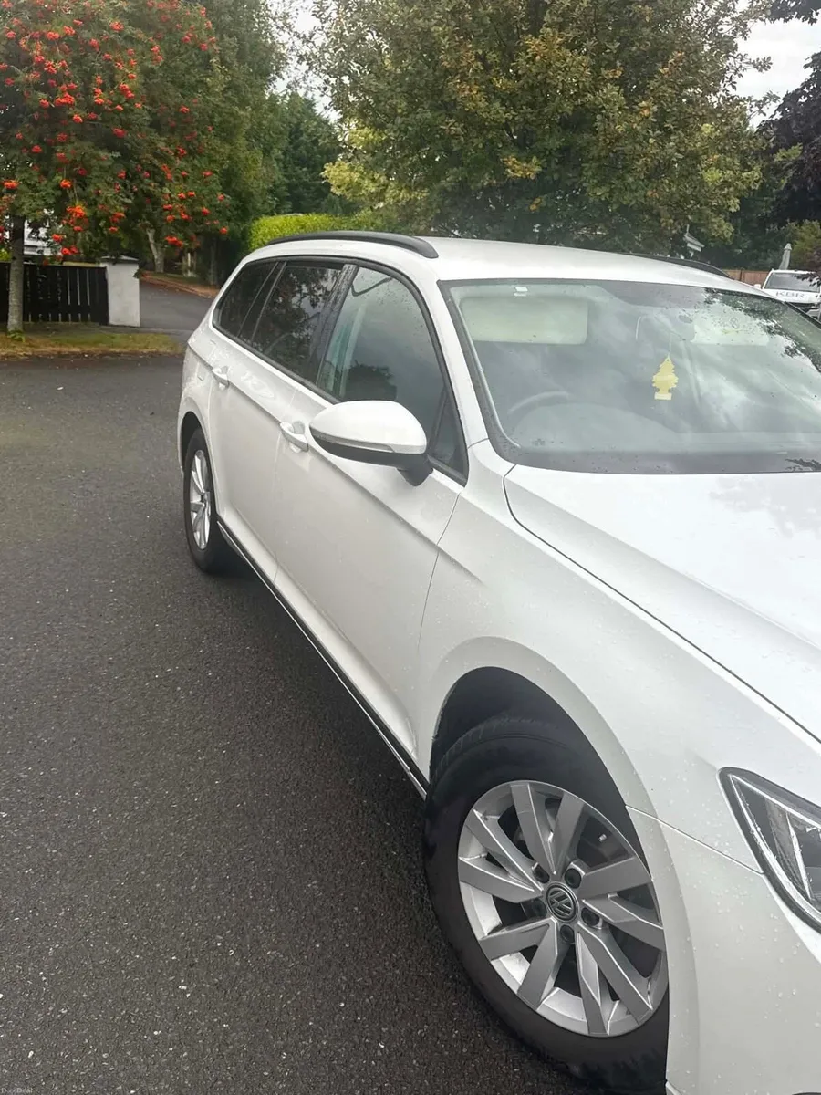 2017 Volkswagen Passat - Image 2