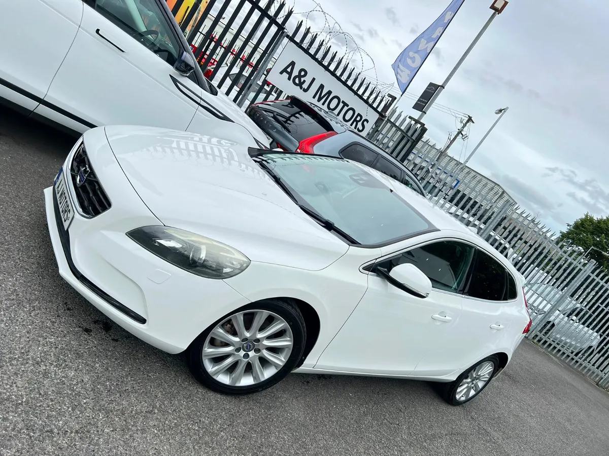 2015 VOLVO V40 AUTOMATIC - Image 2