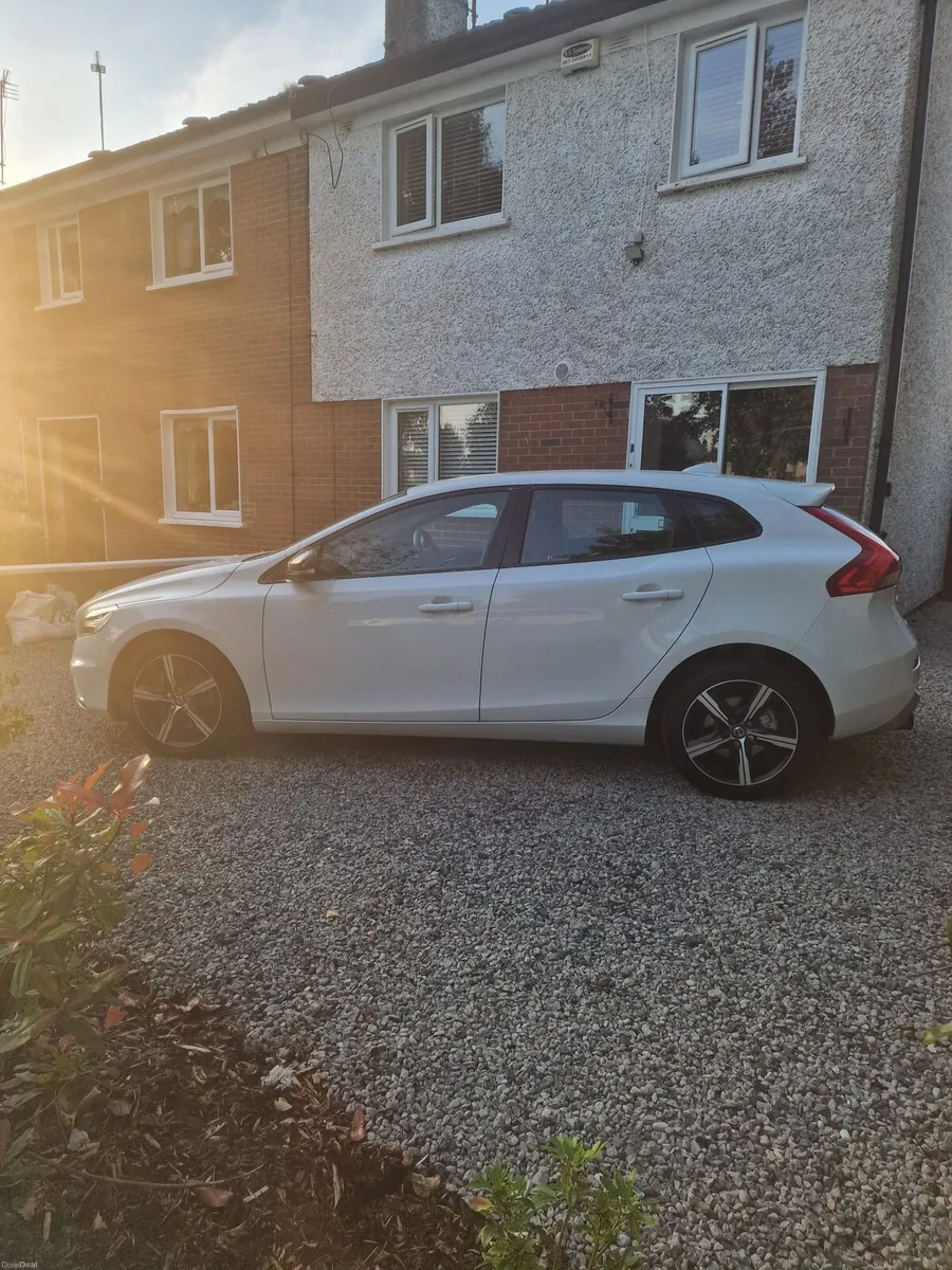 162 VOLVO V40 * R DESIGN*NEW NCT* - Image 4