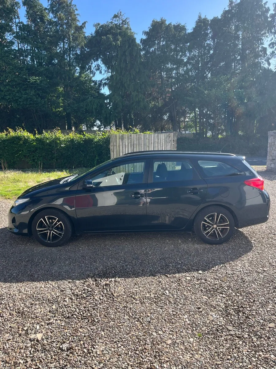 2014 Toyota Auris Estate 1.4D4D - Image 2