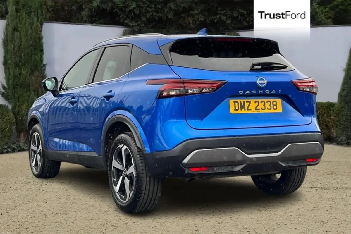 Nissan Qashqai 1.3 DiG-T MH N-Connecta [Glass Roof - Image 2
