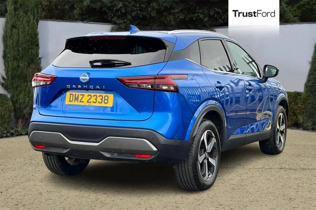 Nissan Qashqai 1.3 DiG-T MH N-Connecta [Glass Roof - Image 4