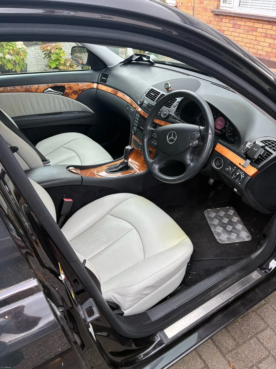 Mercedes-Benz E200-Class Saloo - Image 2