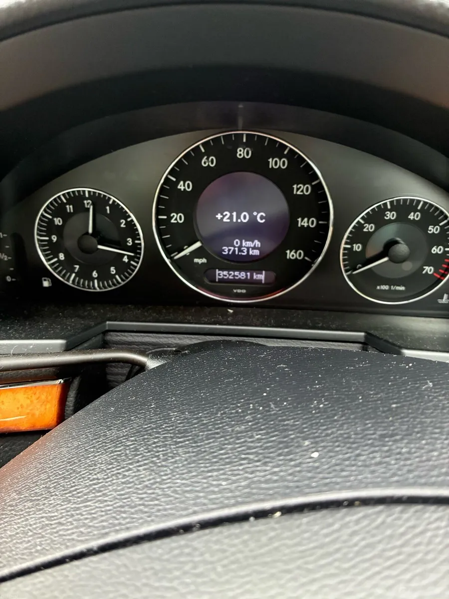 Mercedes-Benz E200-Class Saloo - Image 4