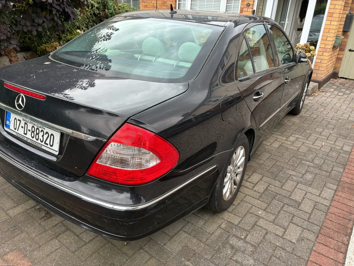 Mercedes-Benz E200-Class Saloo - Image 6