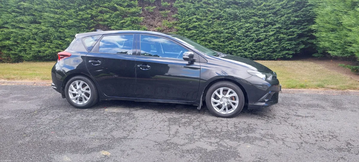 Toyota Auris 2015 - Image 2