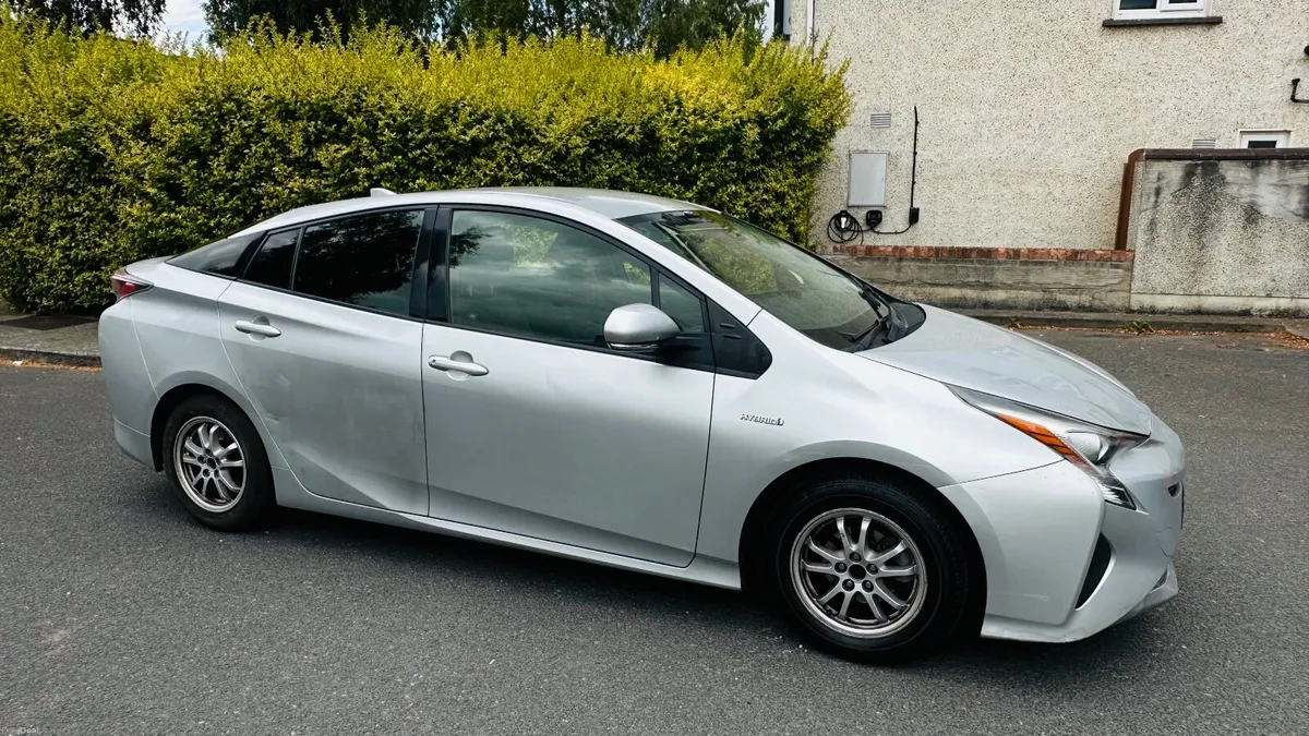 Toyota Prius 2016 - Image 2