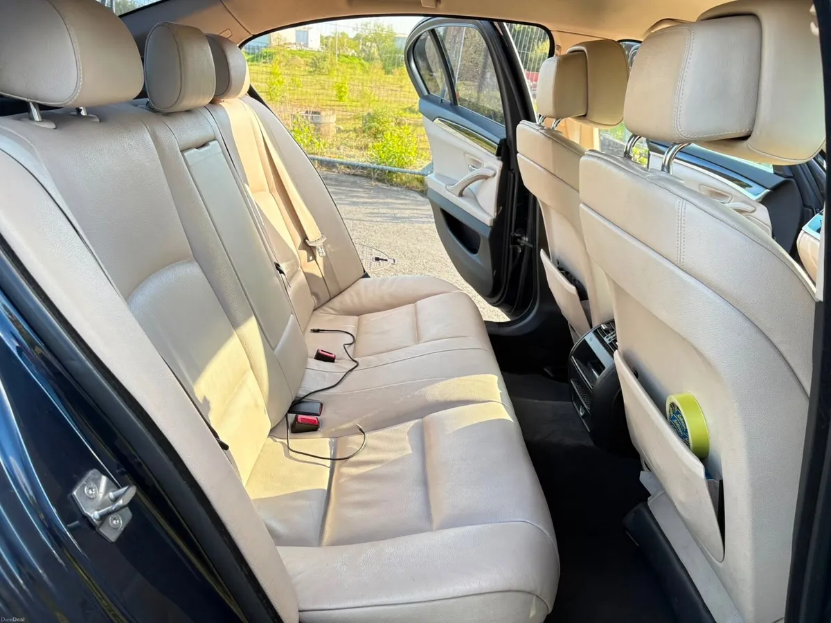 BMW 5-Series 2010 - Image 4