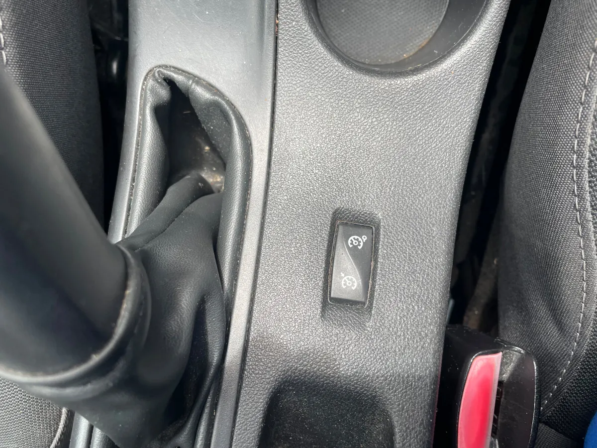 Renault Fluence 2011, tested and tax 2027 - Image 6