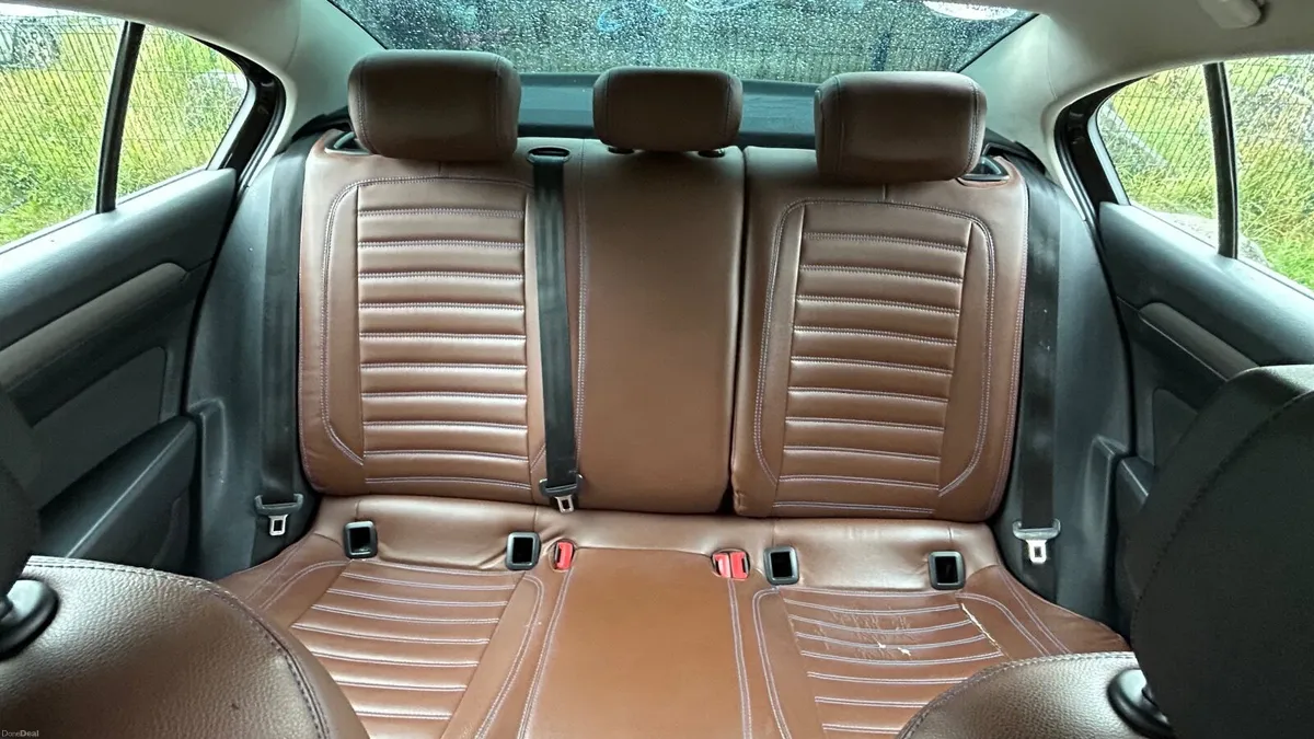 Volkswagen Passat 2016 - Image 2