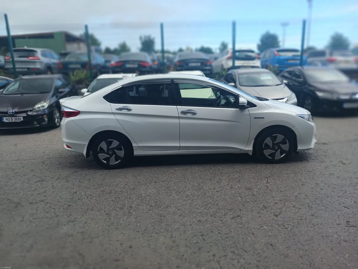 2015 Honda Grace Hybrid Automatic/Car Play - Image 4