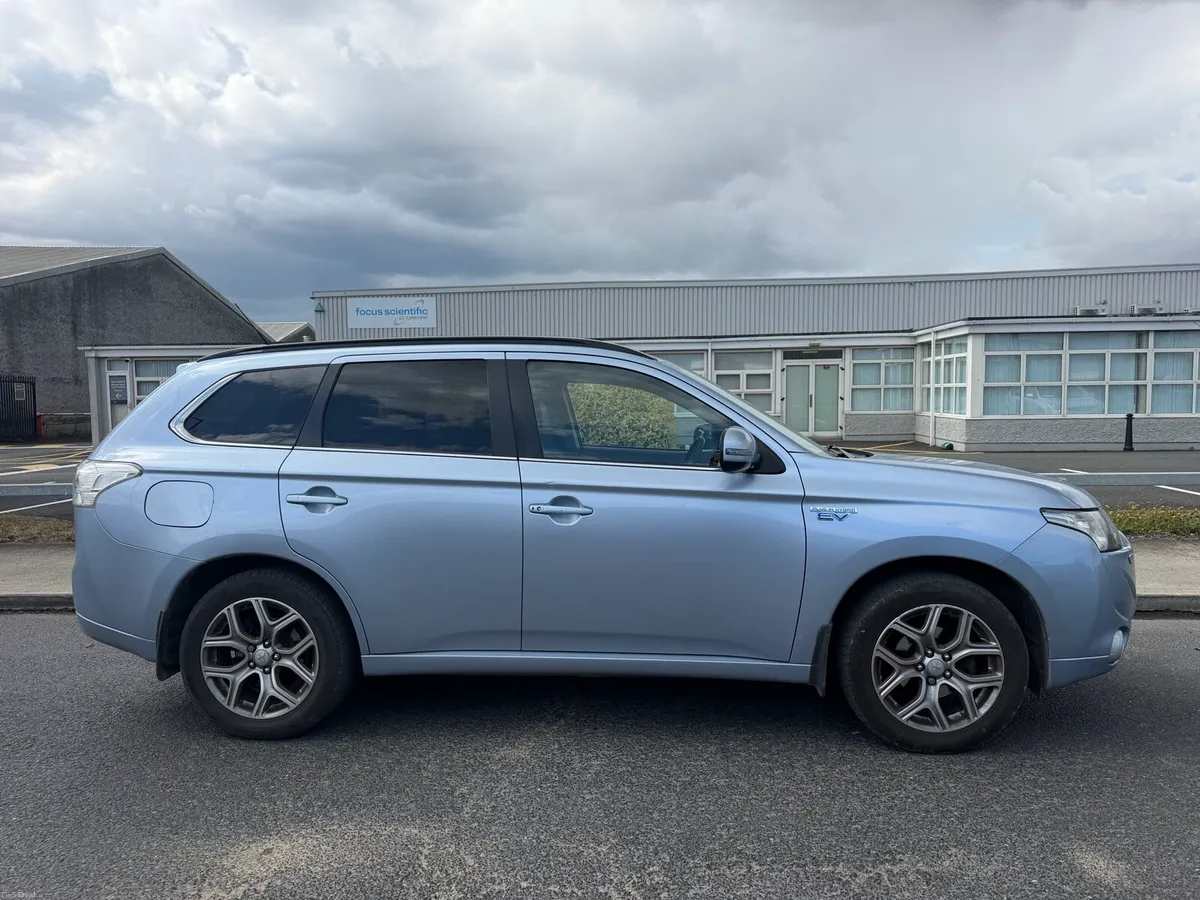 2015 MITSUBISHI OUTLANDER HYBRID AWD - Image 2