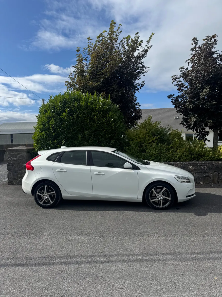 Volvo V40 2017 . Automatic petrol - Image 2