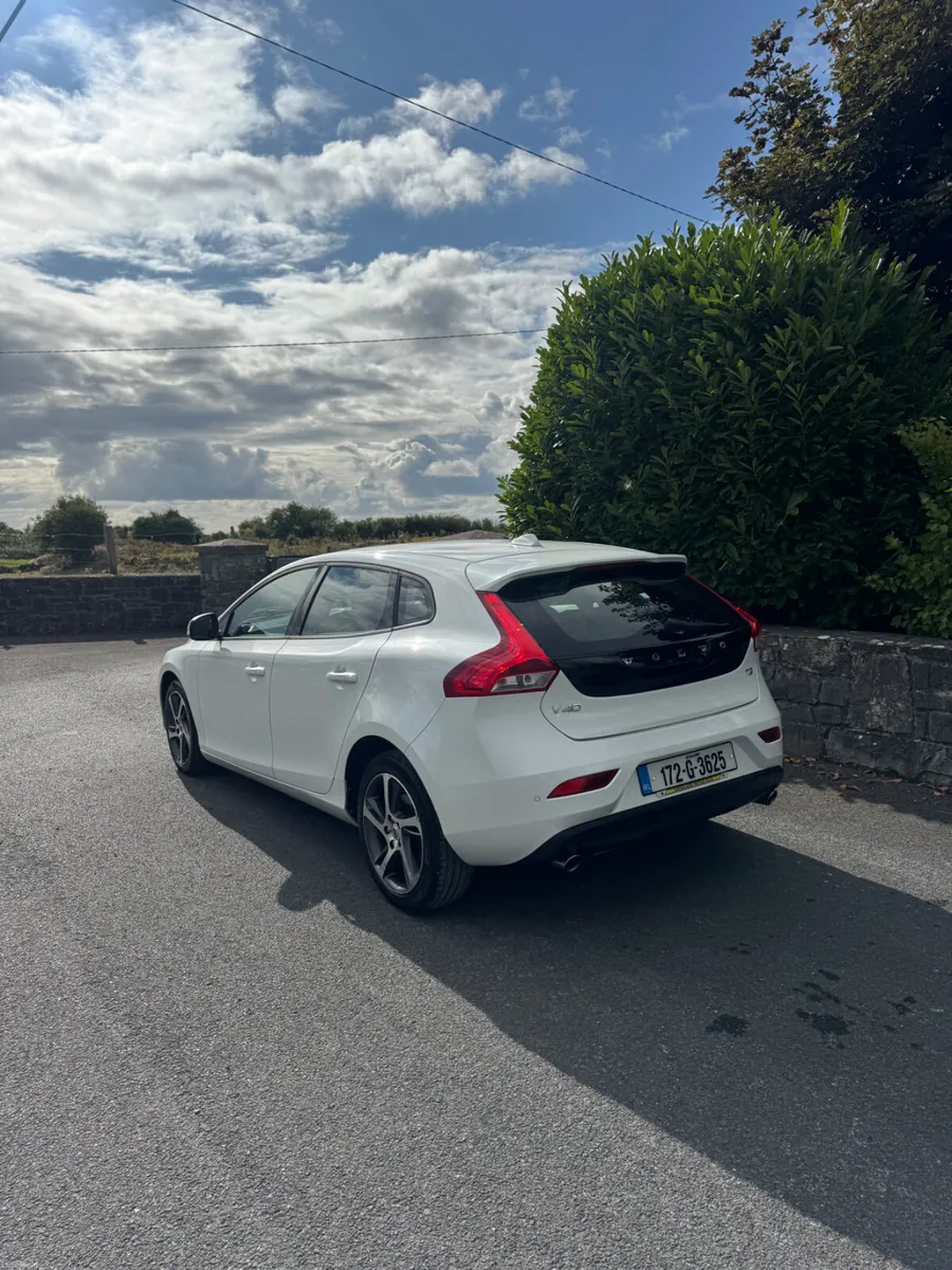 Volvo V40 2017 . Automatic petrol - Image 4