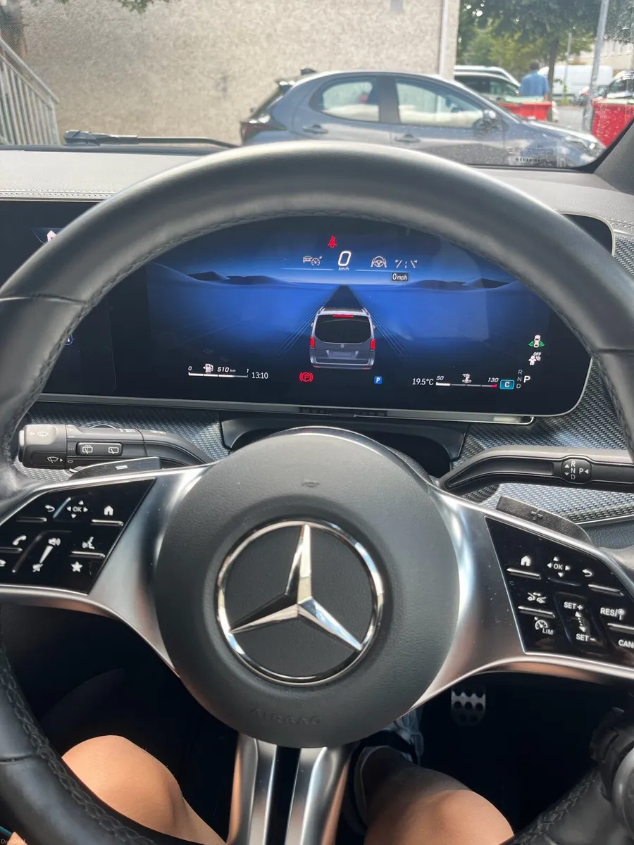 Mercedes-Benz V220 - Image 1