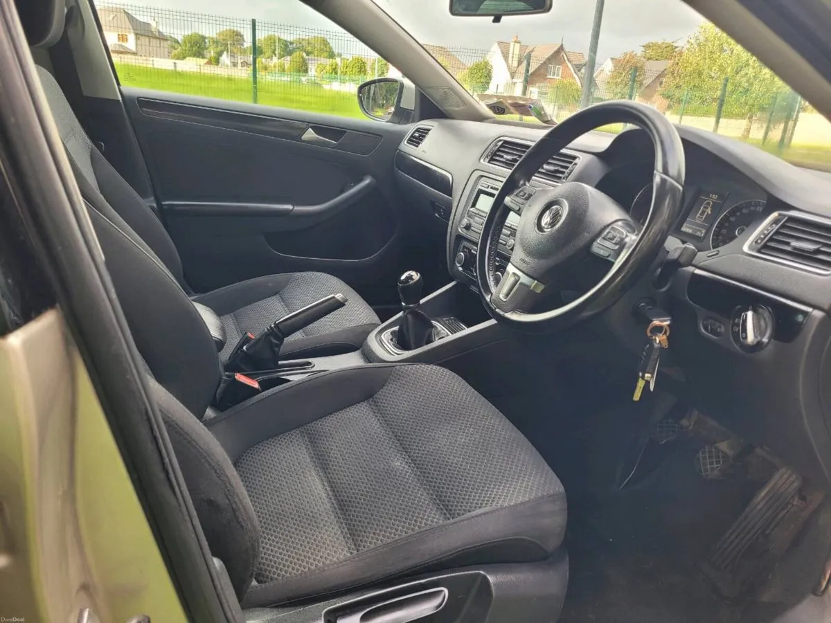 CLEAN 2014 VW JETTA NCT/TAXED. - Image 6