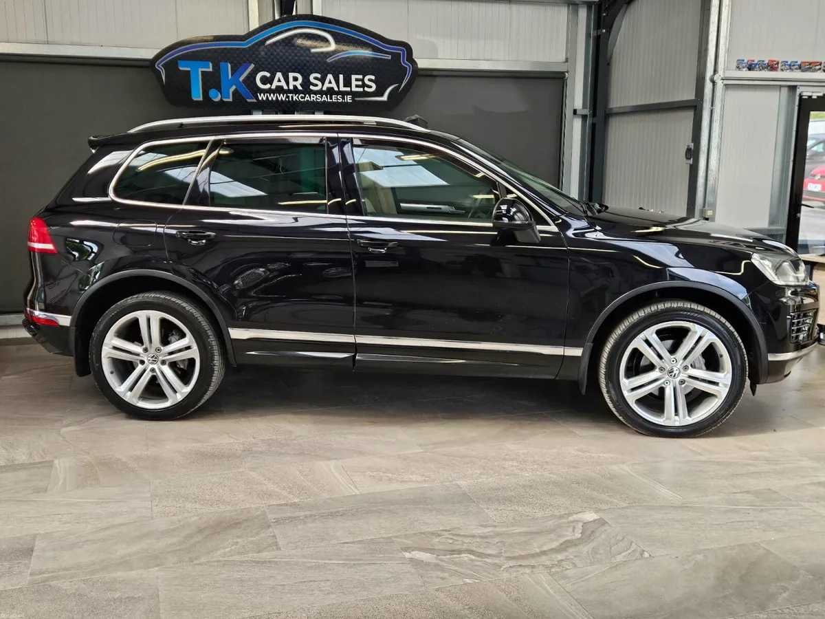 18 VOLKSWAGEN TOUAREG R-LINE 5 SEATER CREW CAB - Image 2
