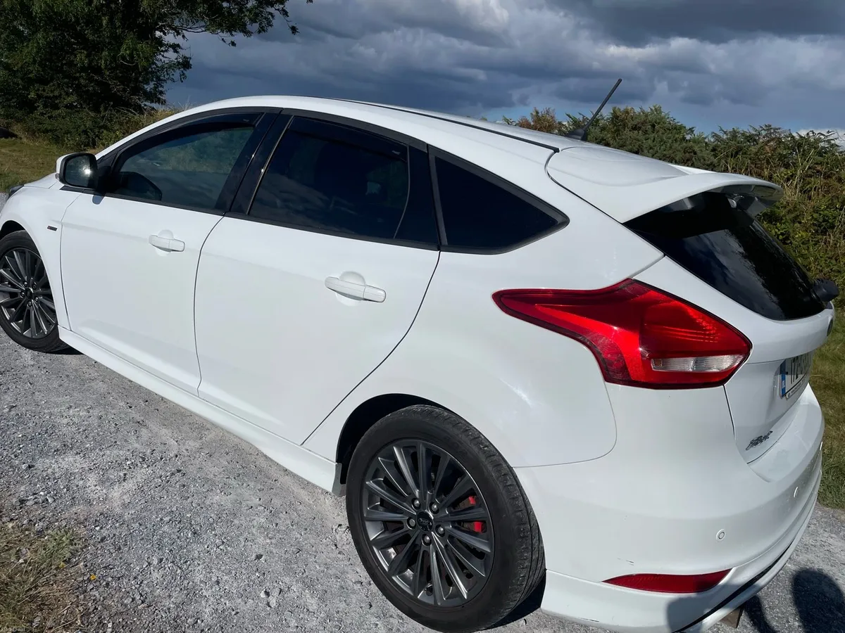 2017 Ford Focus ST line *full Ford Service history - Image 3