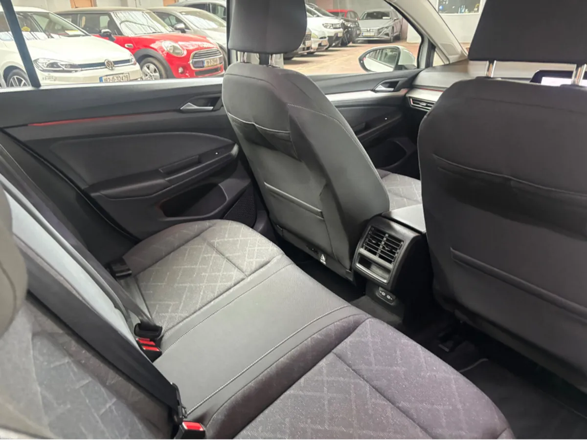 Volkswagen Golf LIFE 2.0 TDI 115HP 5DR - Image 4