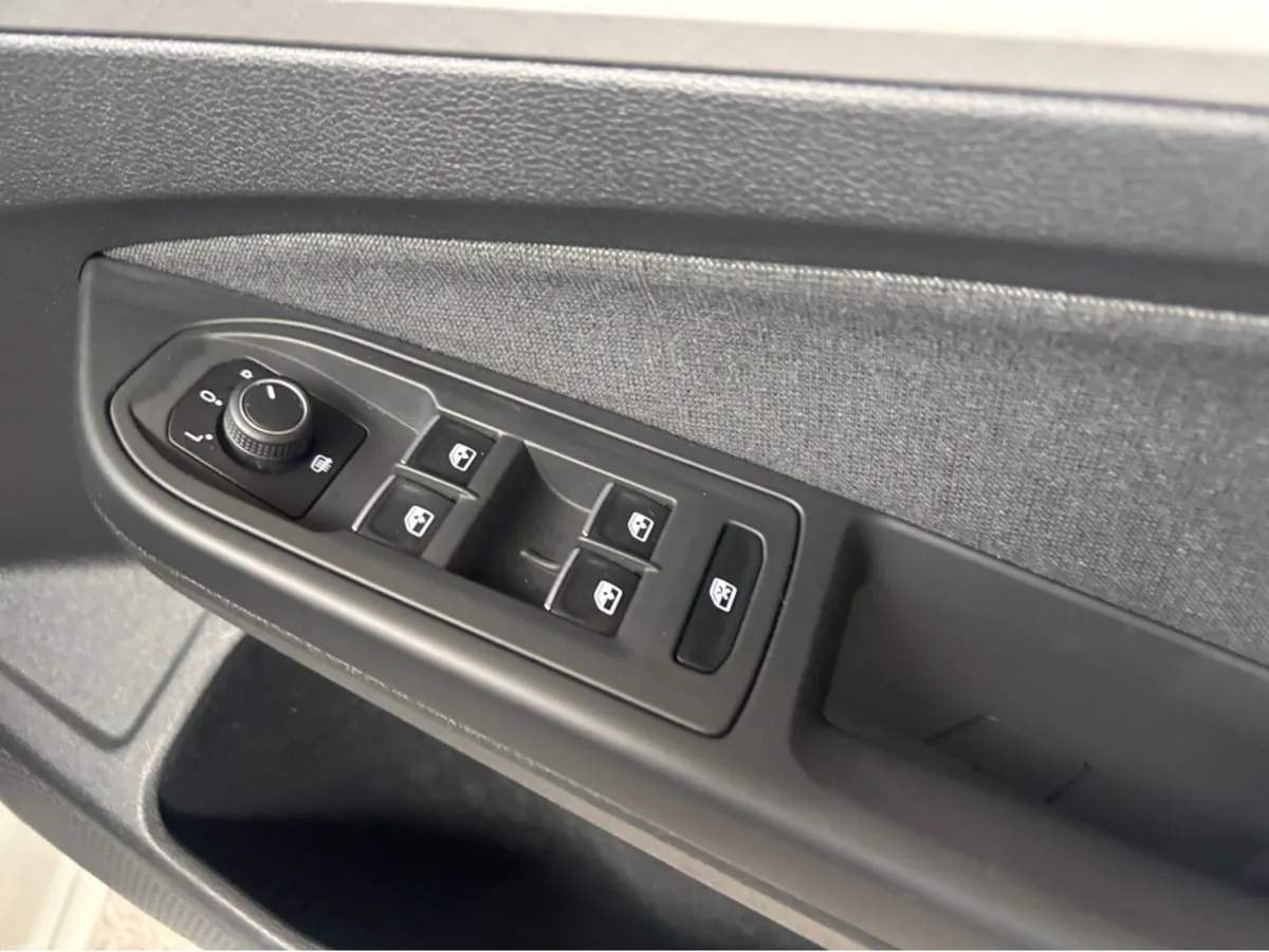 Volkswagen Golf LIFE 2.0 TDI 115HP 5DR - Image 2