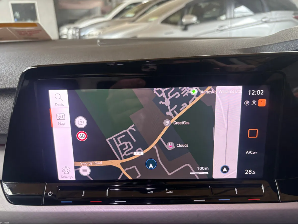 Volkswagen Golf LIFE 2.0 TDI 115HP 5DR - Image 6