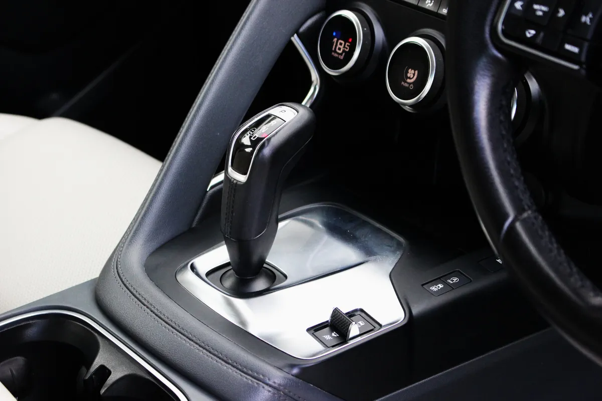 Jaguar E-Pace Chequered Flag Edition/AUTO/TOP SPEC - Image 6