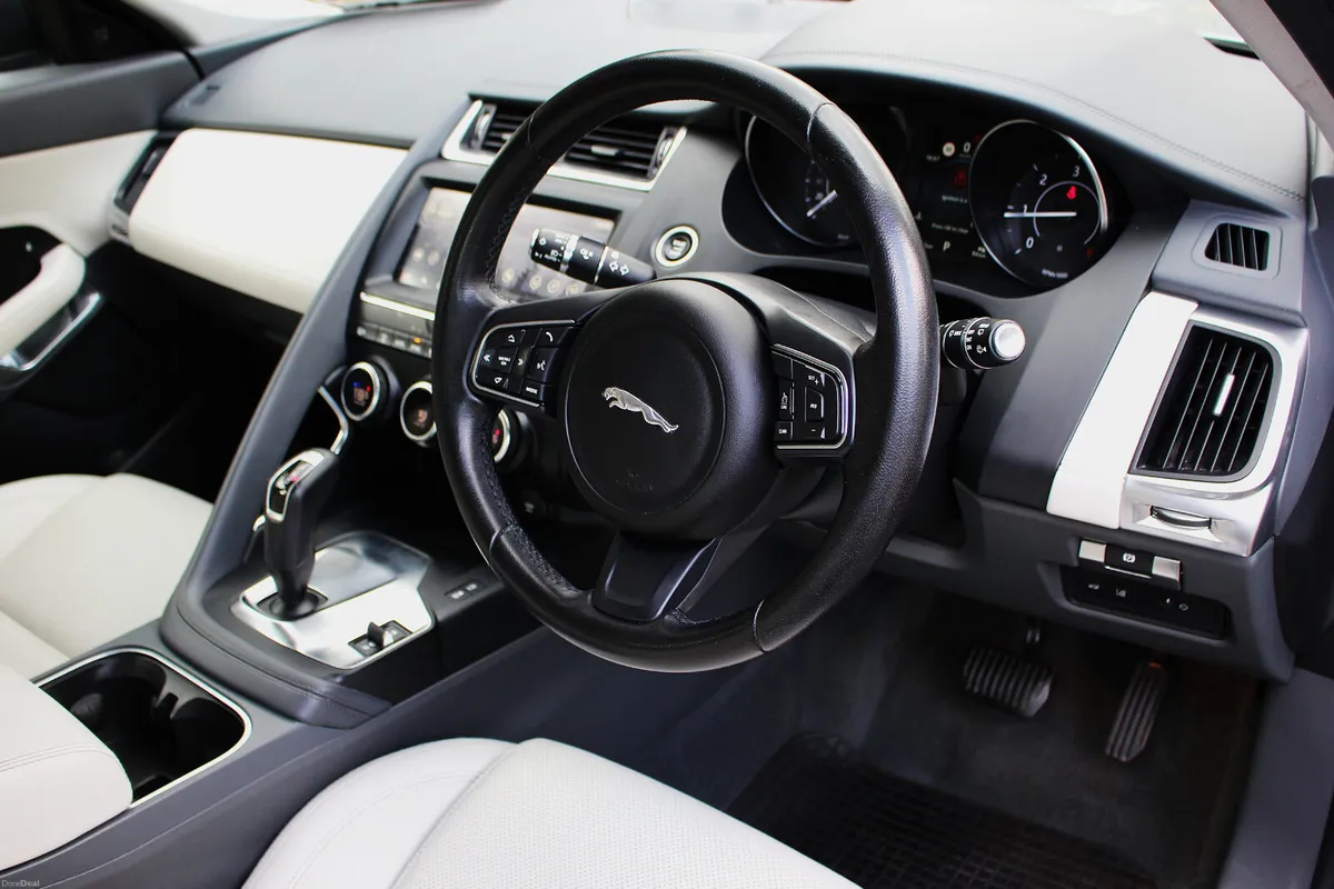 Jaguar E-Pace Chequered Flag Edition/AUTO/TOP SPEC - Image 4