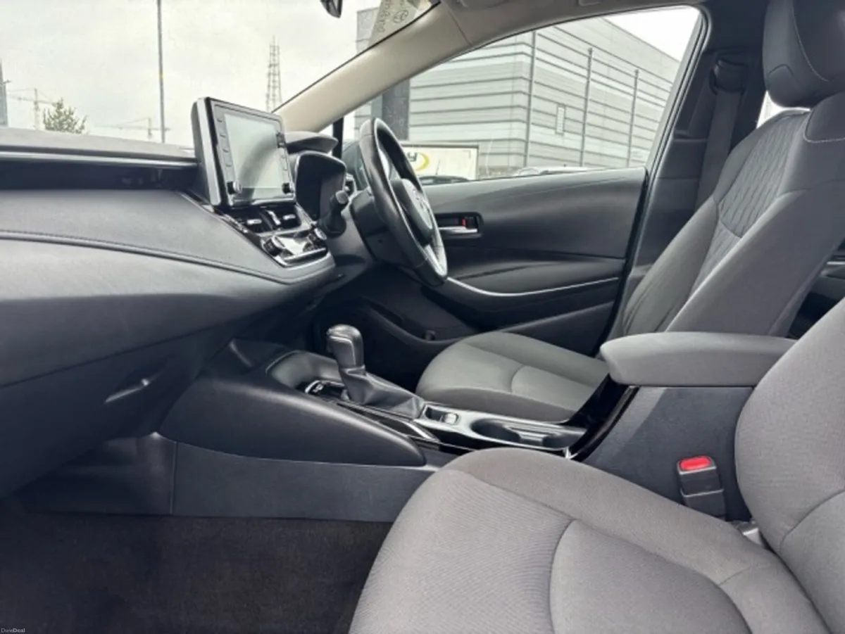 Toyota Corolla Saloon - Luna Edition - 1.8 Hybrid - Image 6