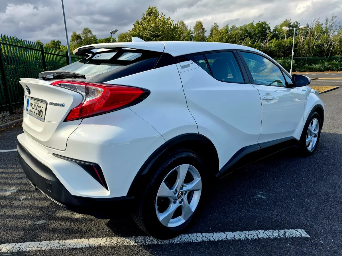 2017 TOYOTA CHR 1.8 LUNA  HYBRID AUTOMATIC - Image 2