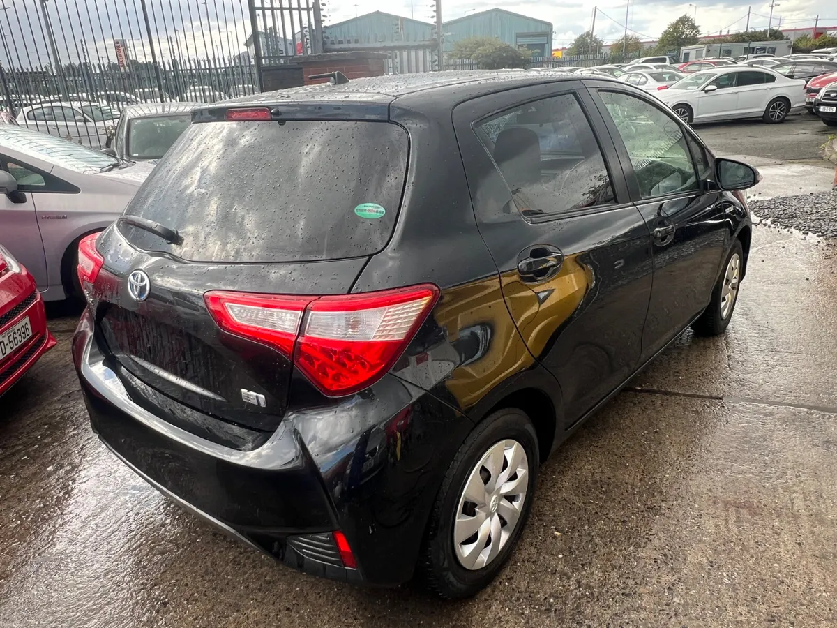 Toyota Vitz 2017 hybrid Automatic Push start. - Image 6