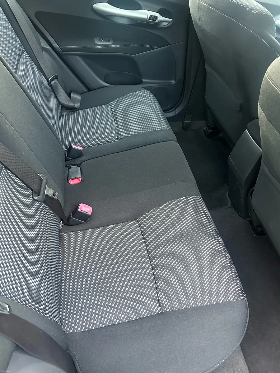 Toyota Auris 2011 1.33 TR VVT-i (with Bluetooth) - Image 6