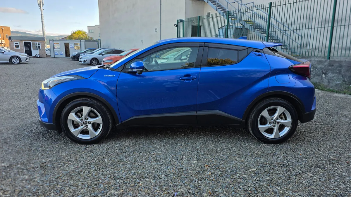 2018 Toyota CHR Hybrid - Image 5