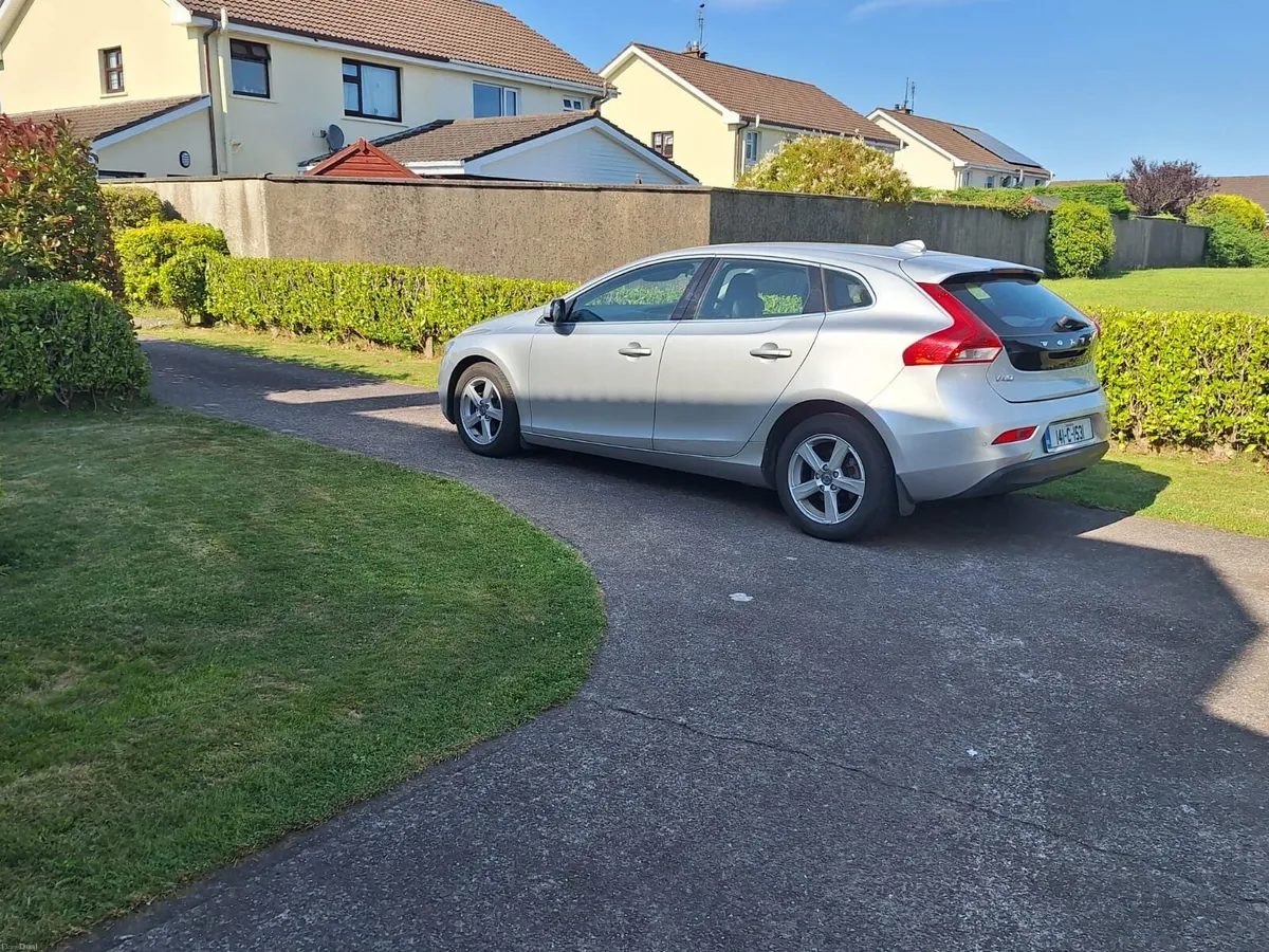 Volvo v40 - Image 2