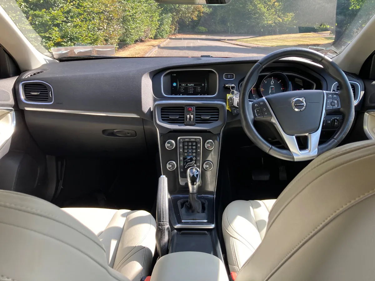 2017 Volvo V40 2.0 GT Auto only 140000 Klm - Image 6