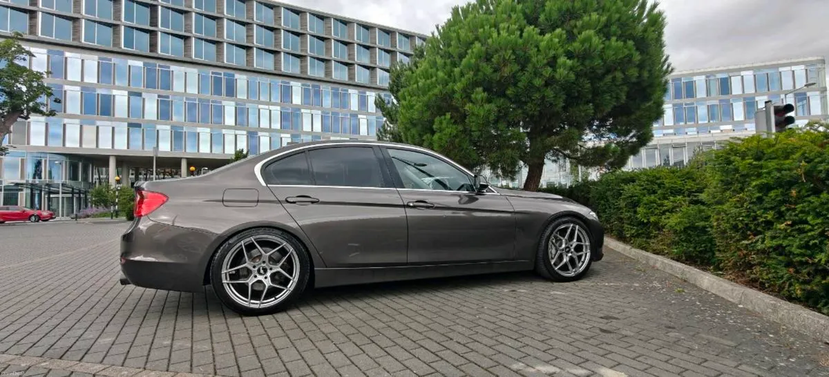 BMW ActiveHybrid 3, 335i - Image 2